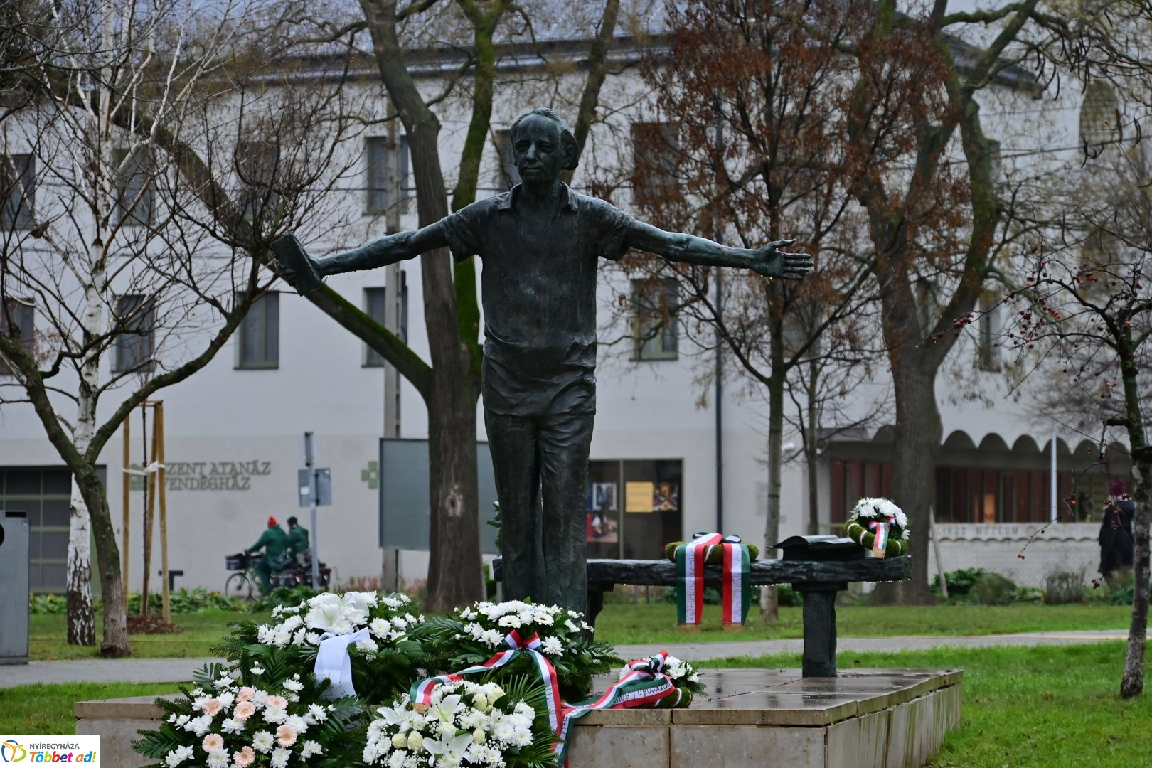 Emlékező koszorúzások Váci Mihályra 2025 decemberében