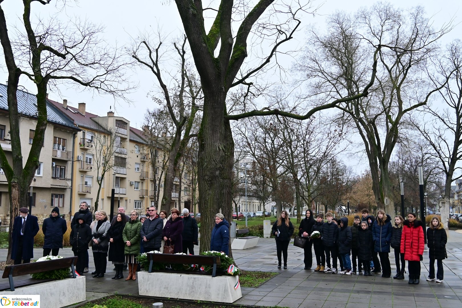 Emlékező koszorúzások Váci Mihályra 2025 decemberében