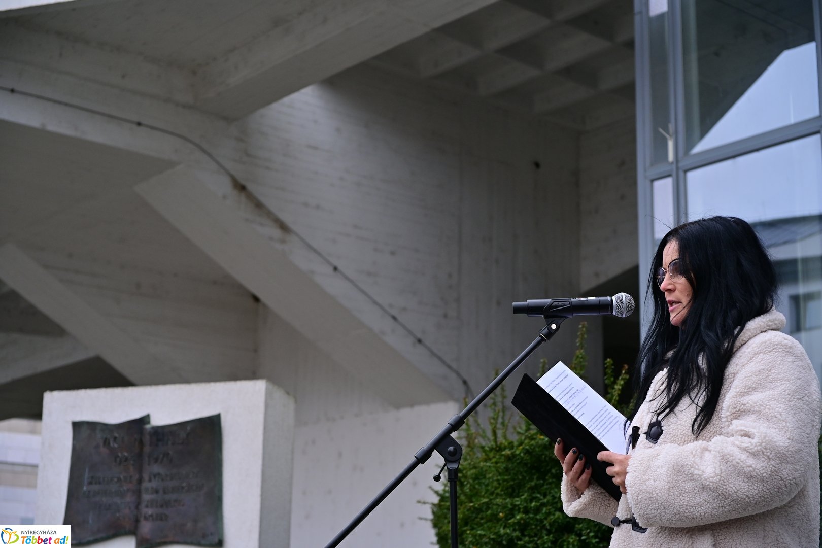 Emlékező koszorúzások Váci Mihályra 2025 decemberében