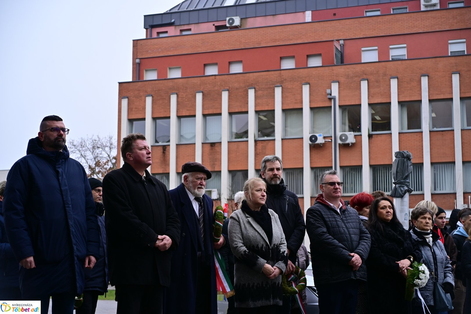 Emlékező koszorúzások Váci Mihályra 2025 decemberében