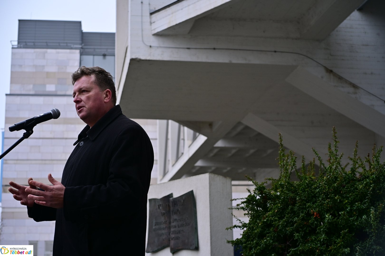 Emlékező koszorúzások Váci Mihályra 2025 decemberében