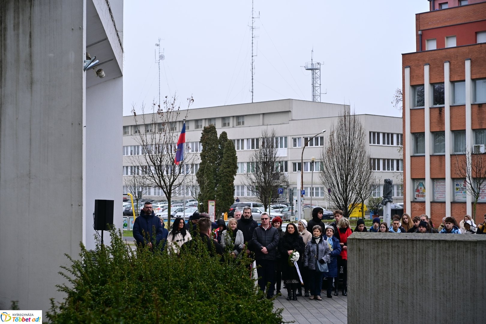 Emlékező koszorúzások Váci Mihályra 2025 decemberében