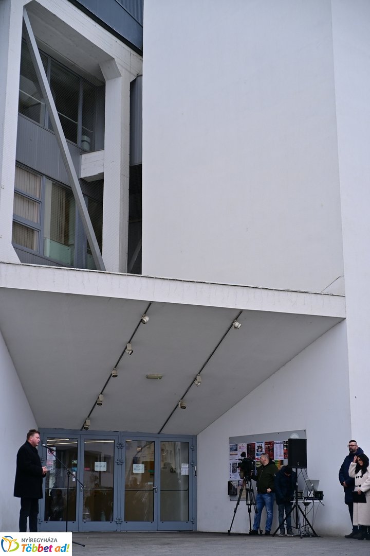 Emlékező koszorúzások Váci Mihályra 2025 decemberében