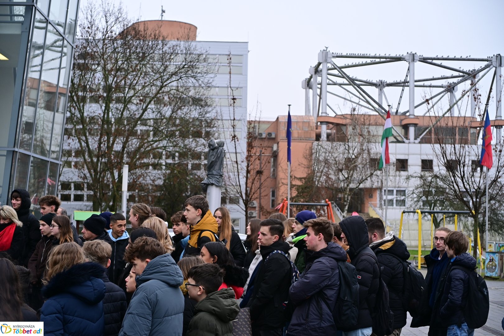 Emlékező koszorúzások Váci Mihályra 2025 decemberében