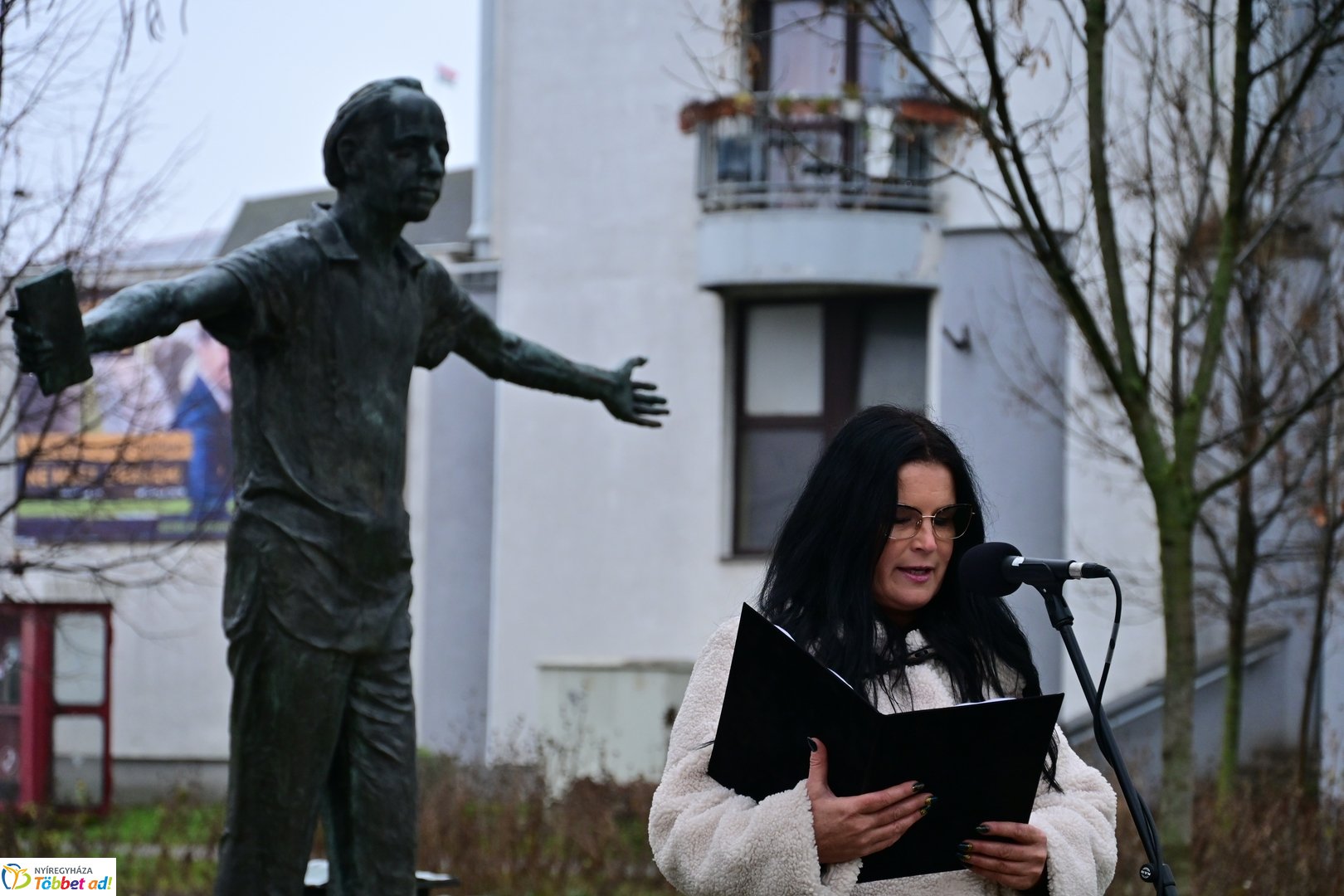 Emlékező koszorúzások Váci Mihályra 2025 decemberében