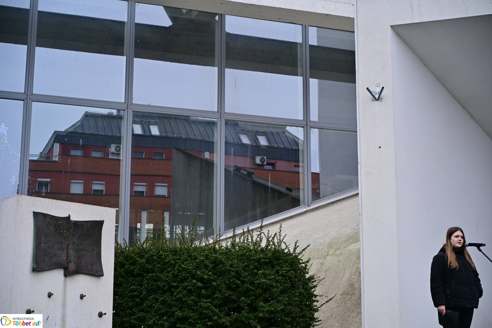 Emlékező koszorúzások Váci Mihályra 2025 decemberében