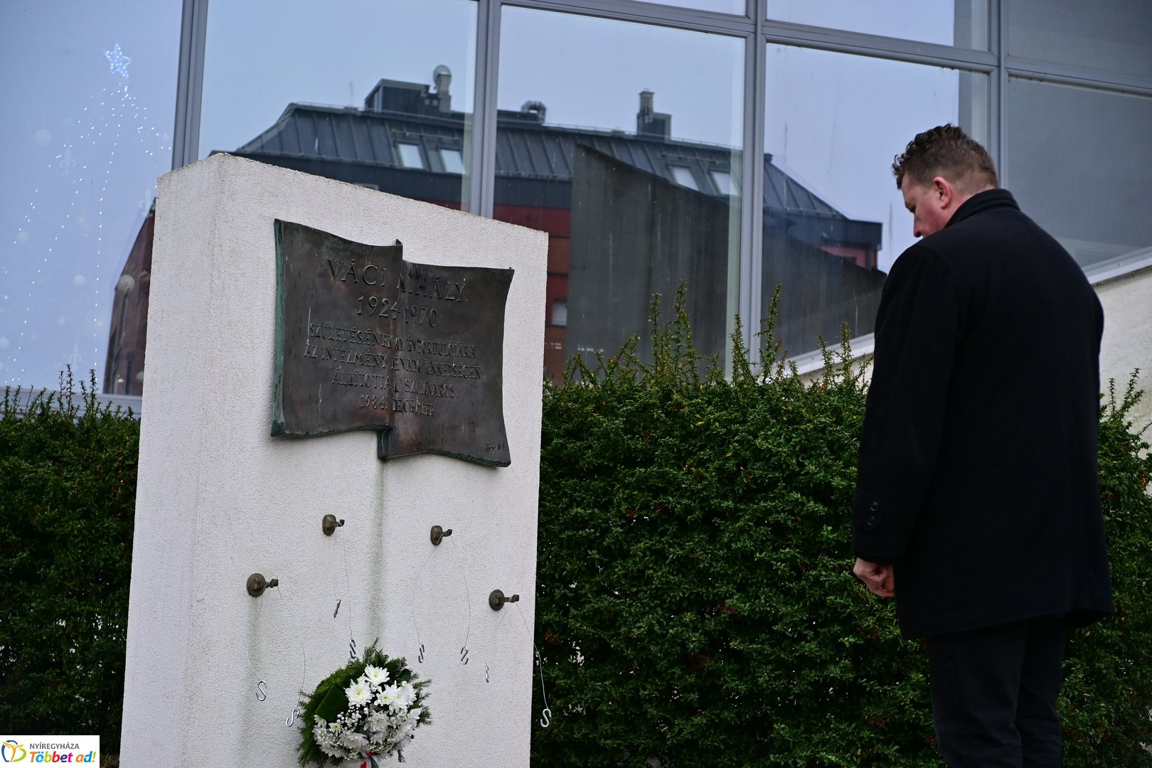 Emlékező koszorúzások Váci Mihályra 2025 decemberében