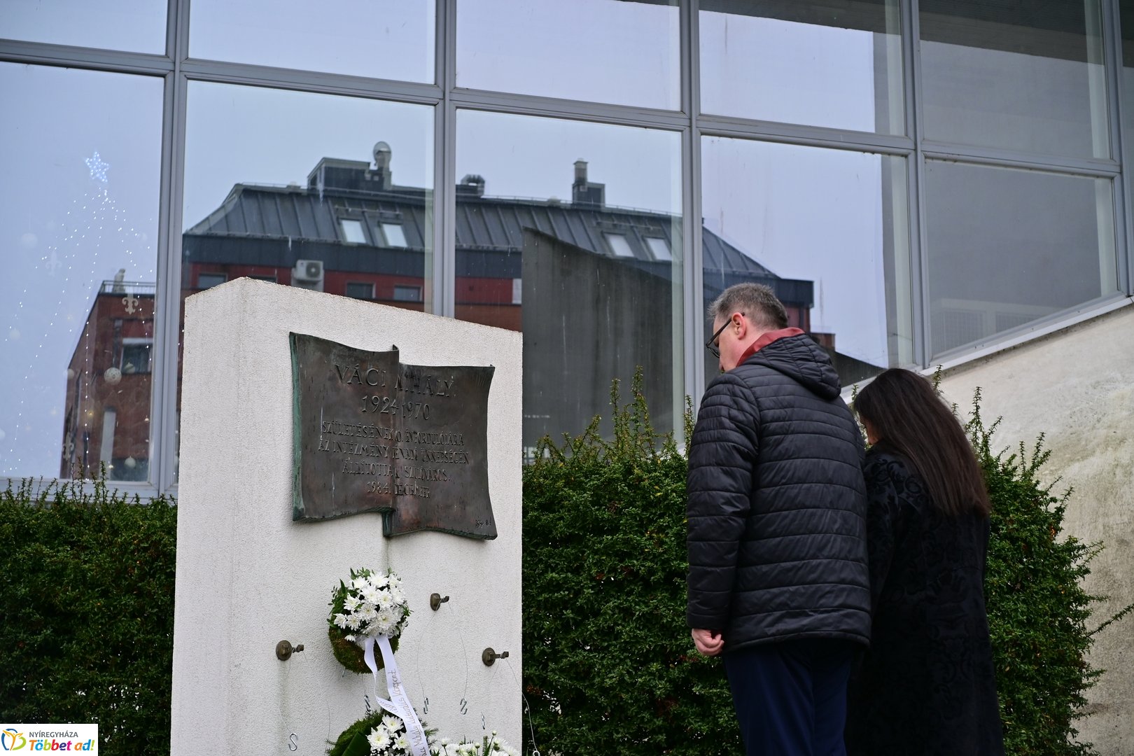 Emlékező koszorúzások Váci Mihályra 2025 decemberében