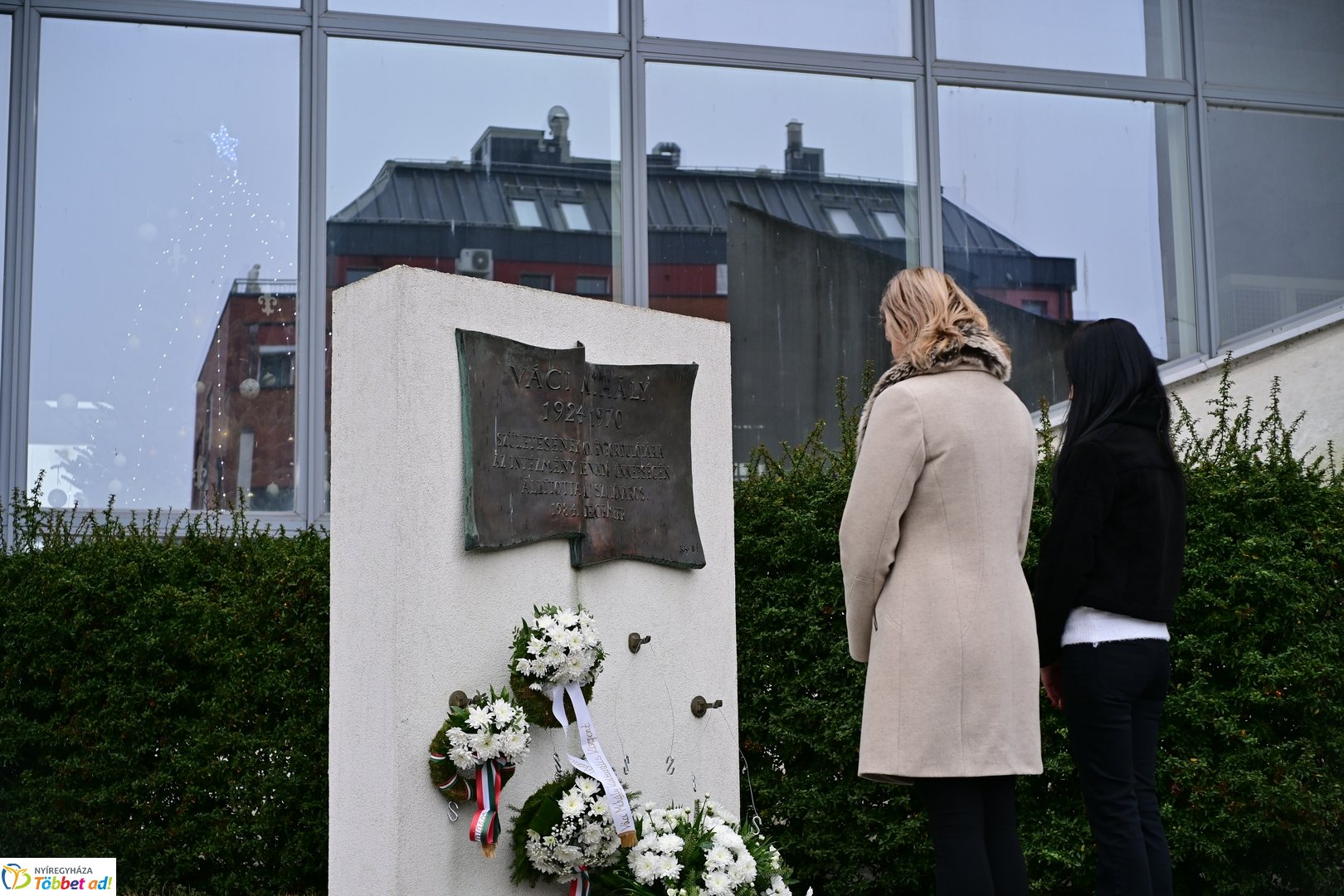 Emlékező koszorúzások Váci Mihályra 2025 decemberében