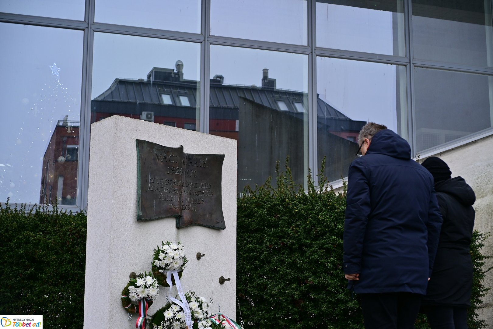 Emlékező koszorúzások Váci Mihályra 2025 decemberében