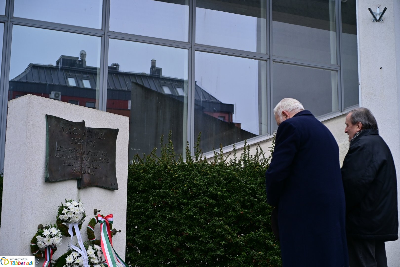 Emlékező koszorúzások Váci Mihályra 2025 decemberében
