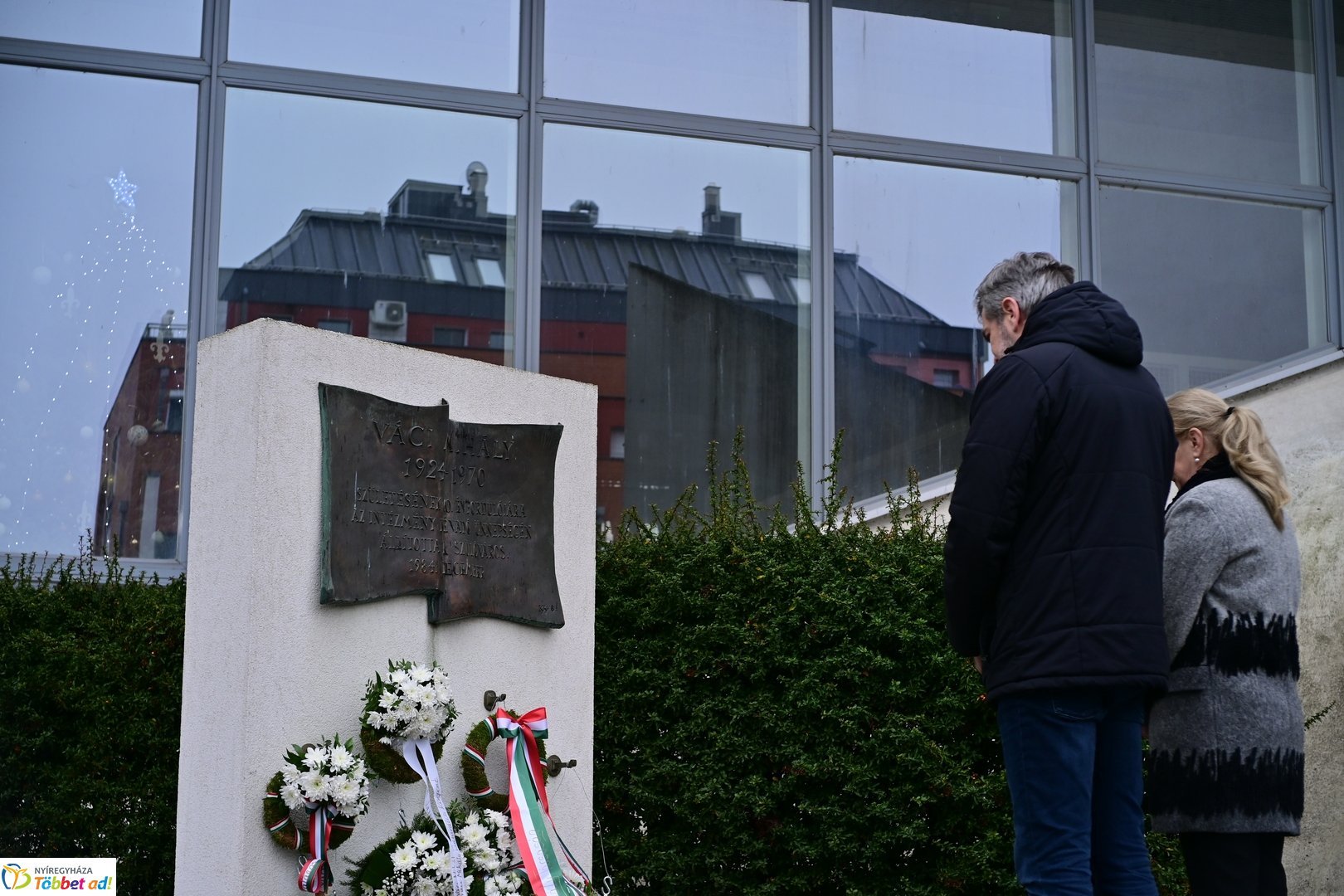 Emlékező koszorúzások Váci Mihályra 2025 decemberében