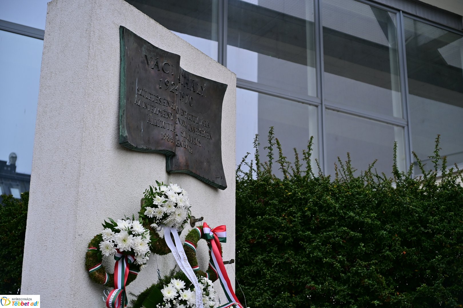 Emlékező koszorúzások Váci Mihályra 2025 decemberében