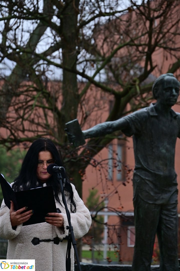 Emlékező koszorúzások Váci Mihályra 2025 decemberében