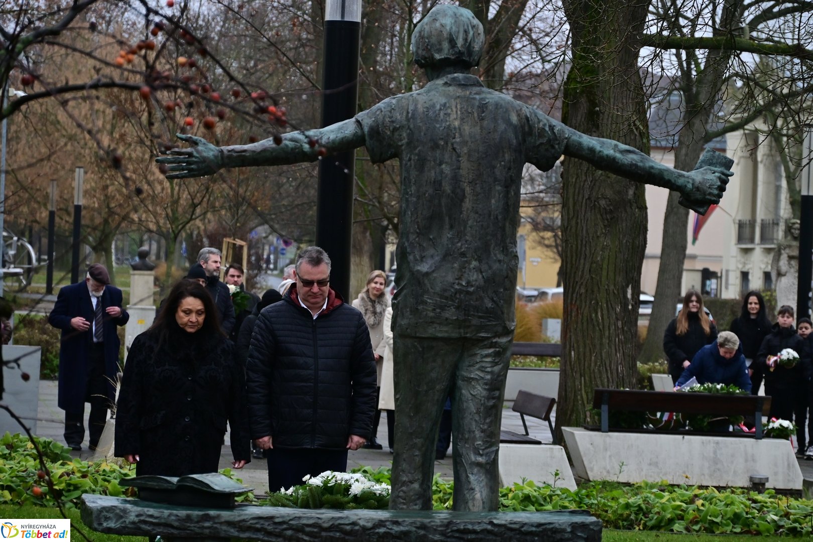 Emlékező koszorúzások Váci Mihályra 2025 decemberében