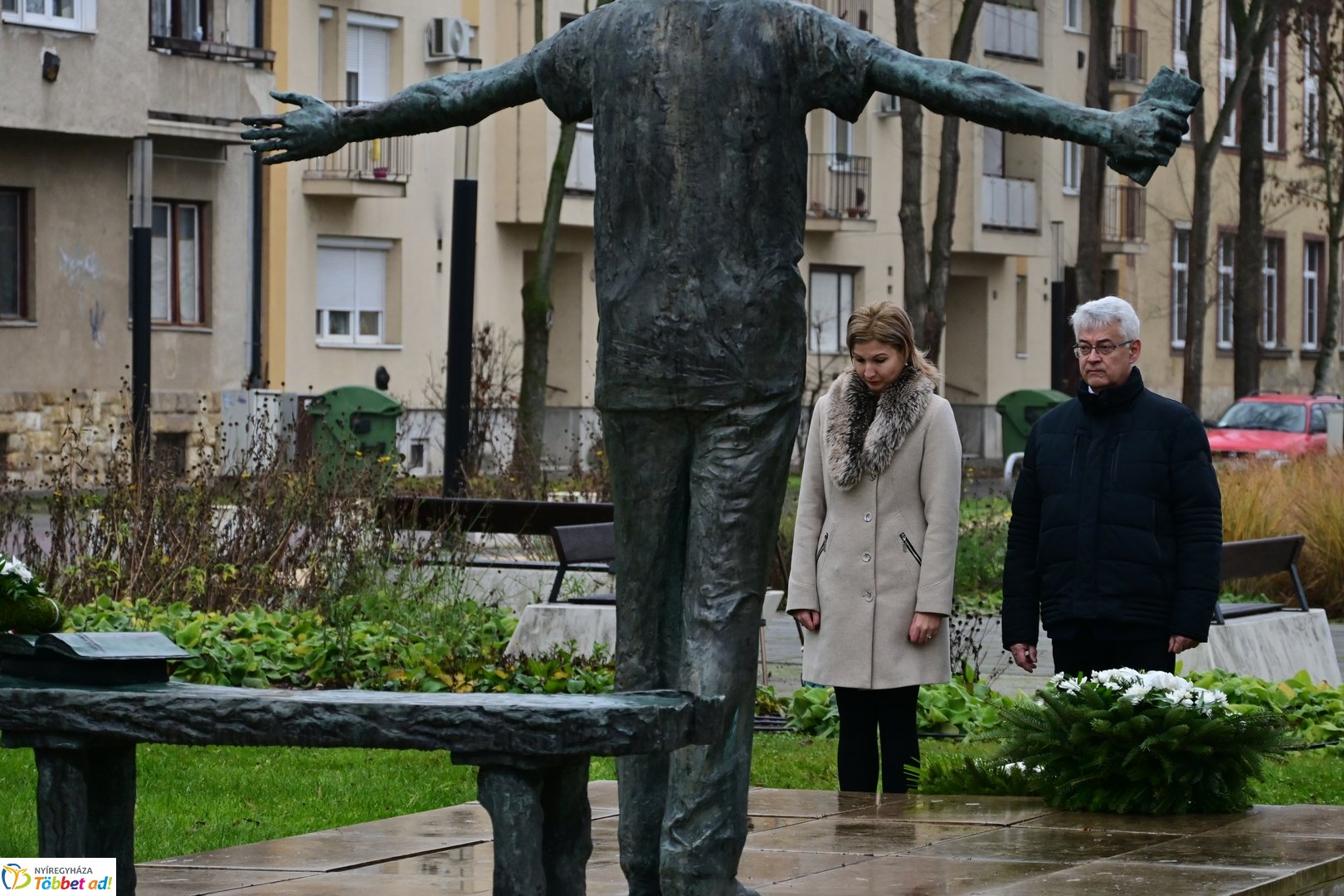 Emlékező koszorúzások Váci Mihályra 2025 decemberében