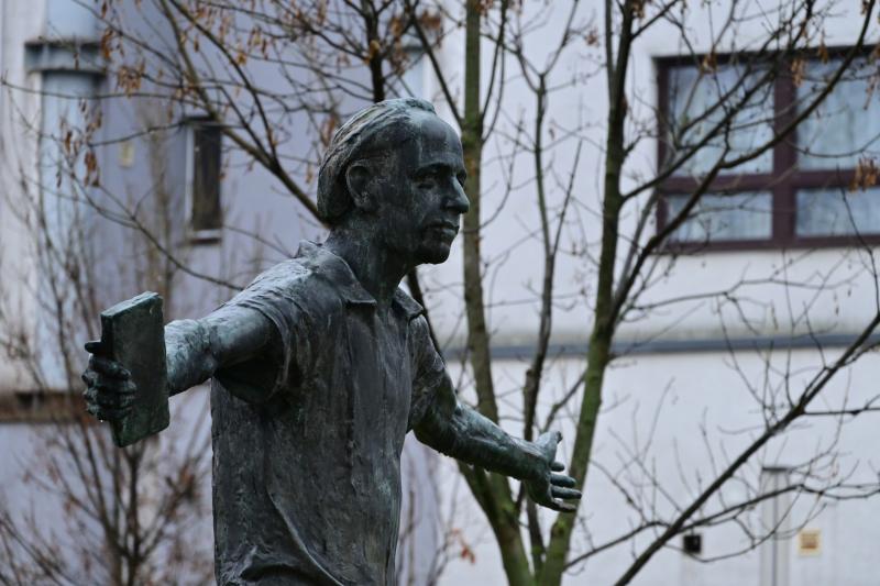 Emlékező koszorúzások Váci Mihályra 2025 decemberében