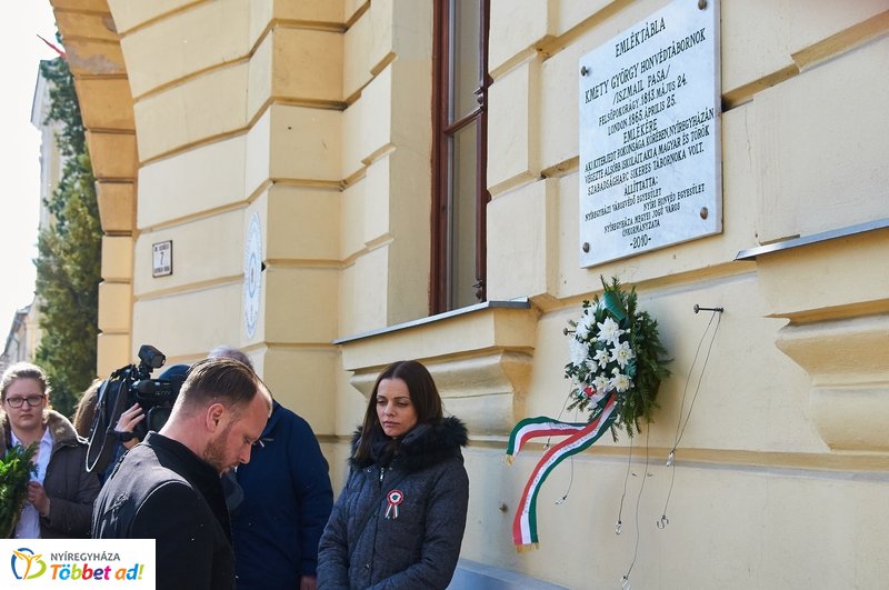 Emlékező koszorúzások 