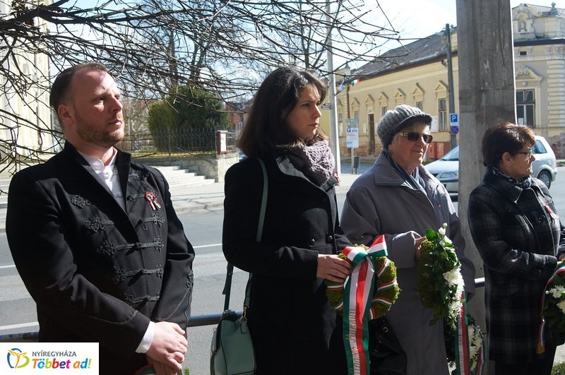 Emlékező koszorúzások 