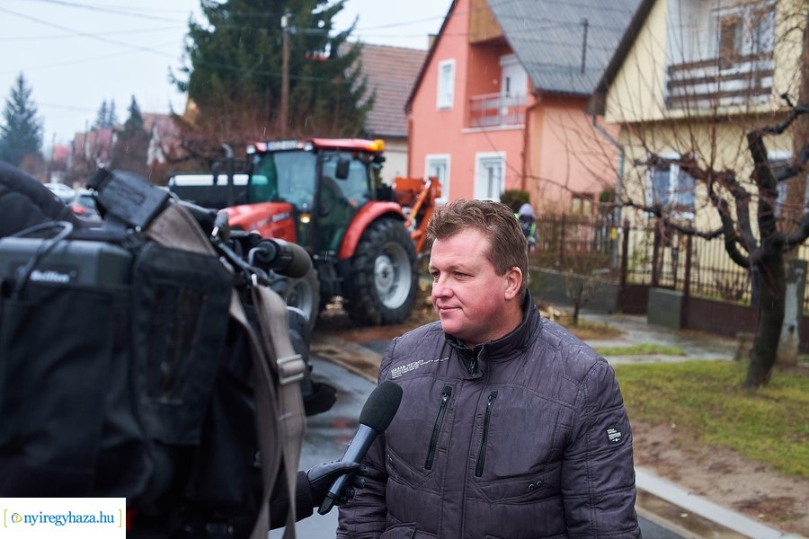 Emléklap átadás a Rövid utcán