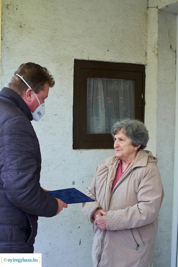 Emléklap átadás a Rövid utcán