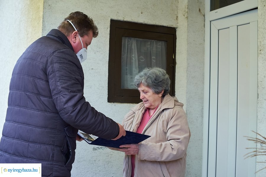 Emléklap átadás a Rövid utcán