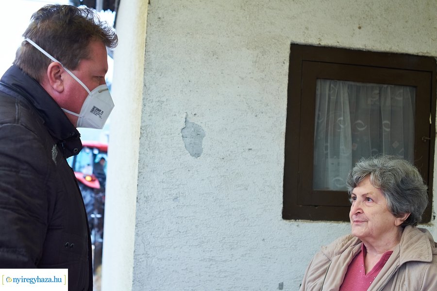 Emléklap átadás a Rövid utcán