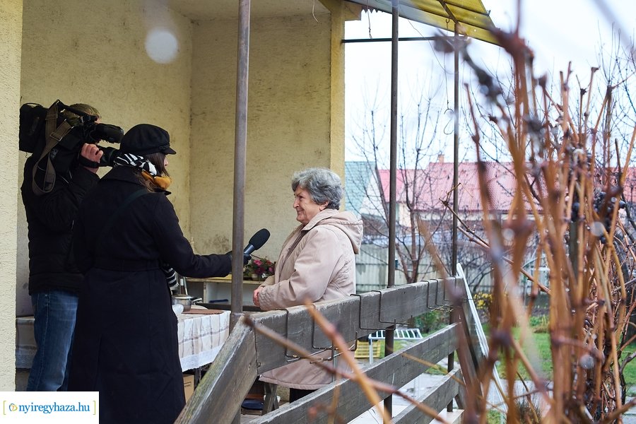 Emléklap átadás a Rövid utcán