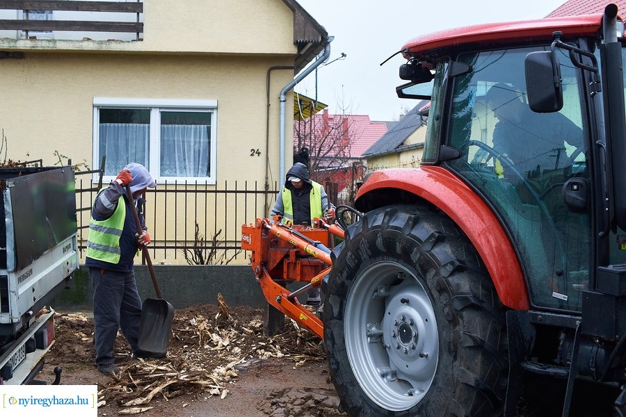 Emléklap átadás a Rövid utcán
