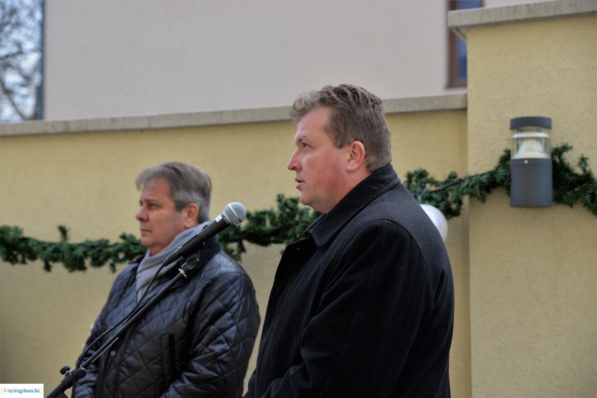 Emléktábla avatás a Kállay-ház udvarán