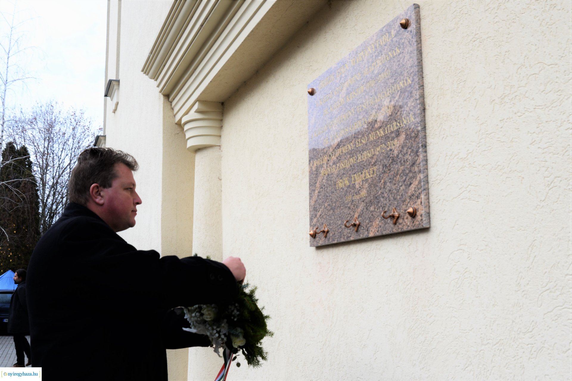 Emléktábla avatás a Kállay-ház udvarán