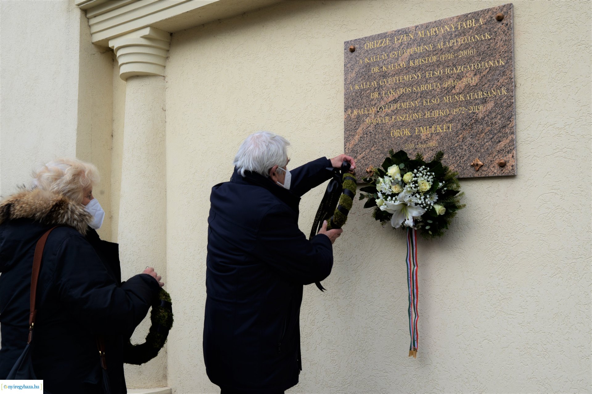 Emléktábla avatás a Kállay-ház udvarán