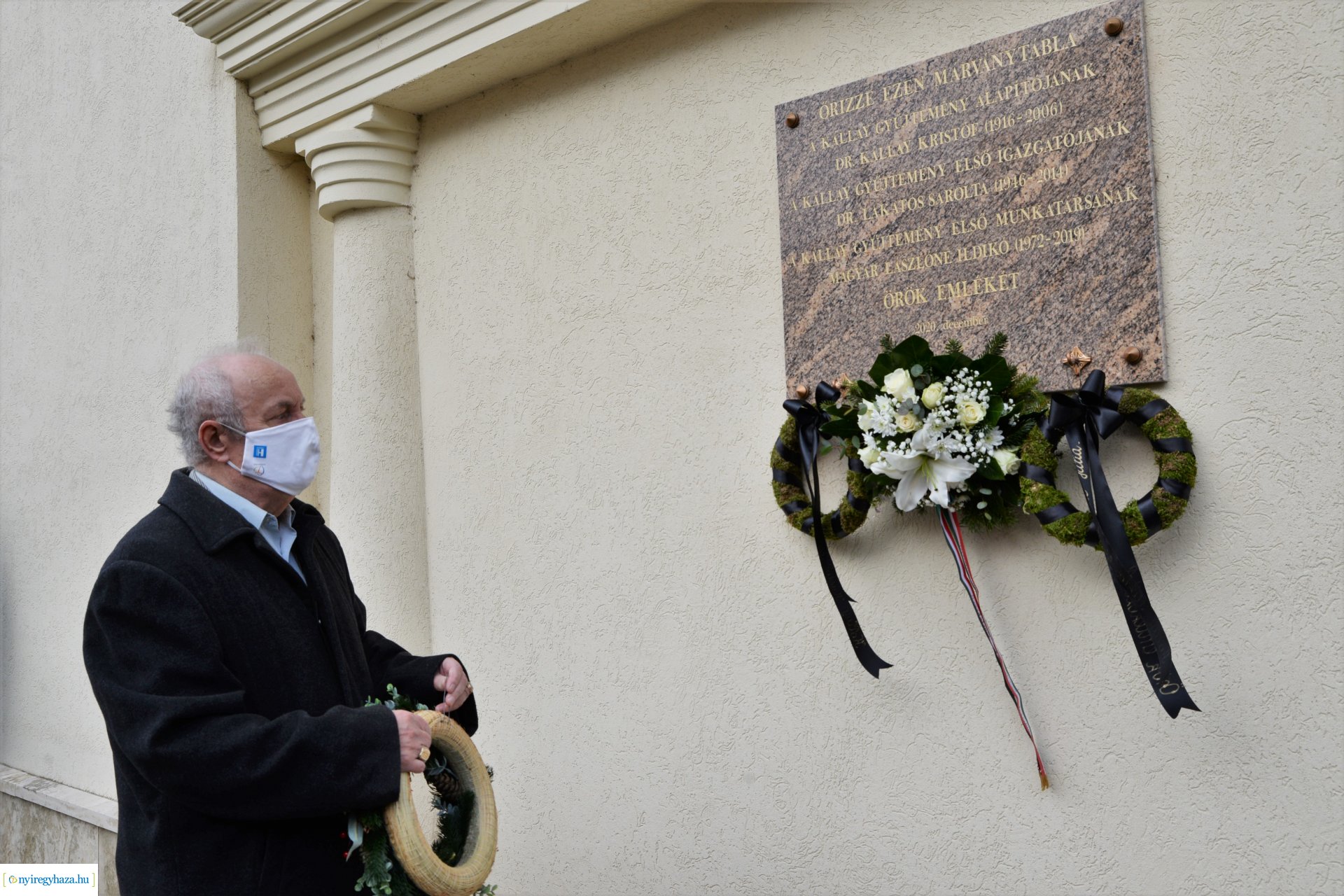 Emléktábla avatás a Kállay-ház udvarán