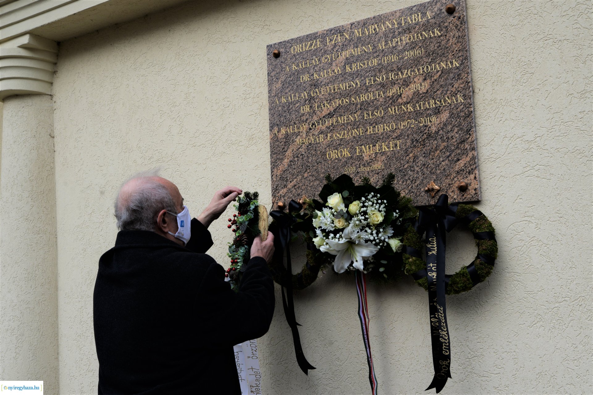 Emléktábla avatás a Kállay-ház udvarán