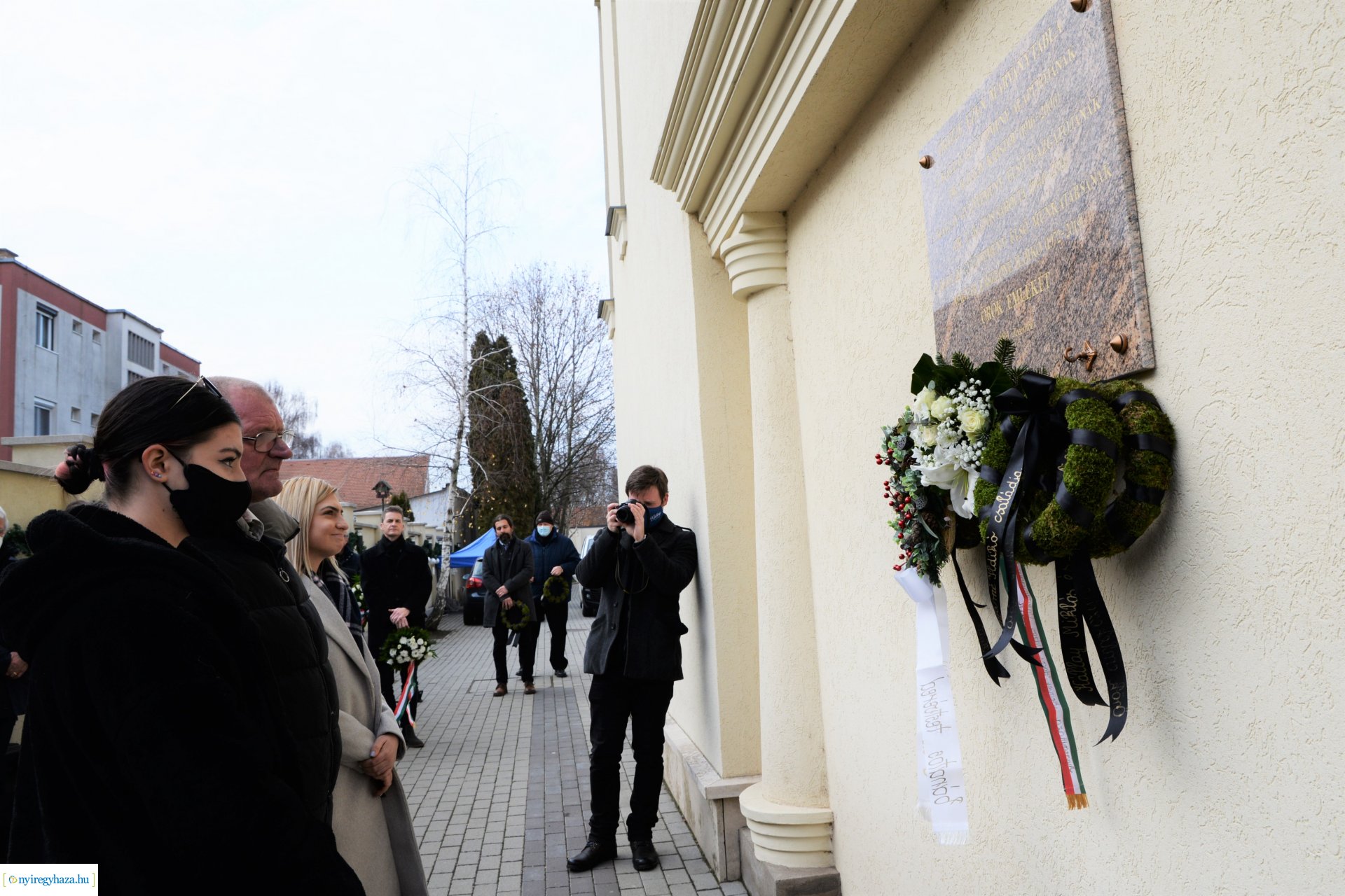 Emléktábla avatás a Kállay-ház udvarán