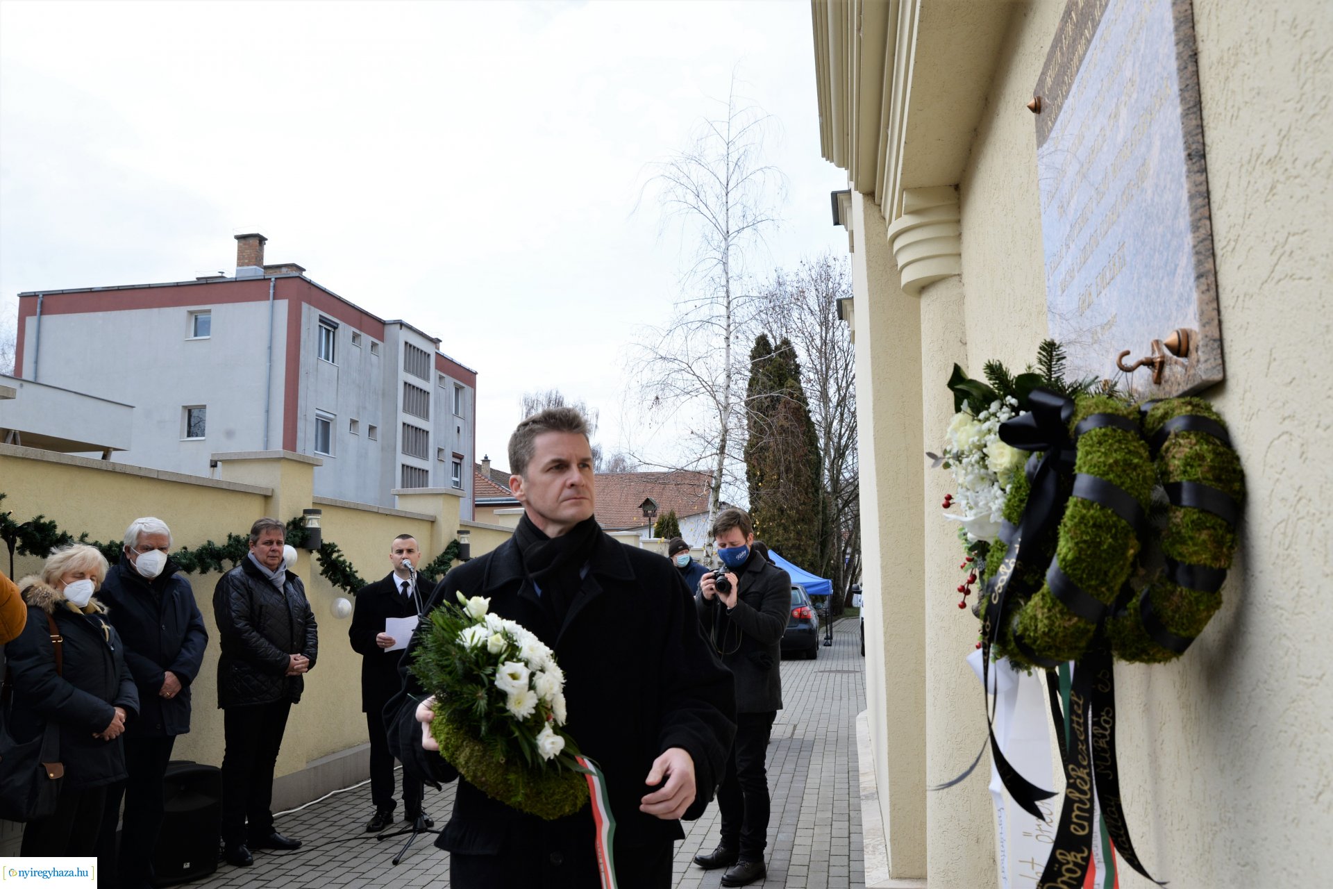 Emléktábla avatás a Kállay-ház udvarán