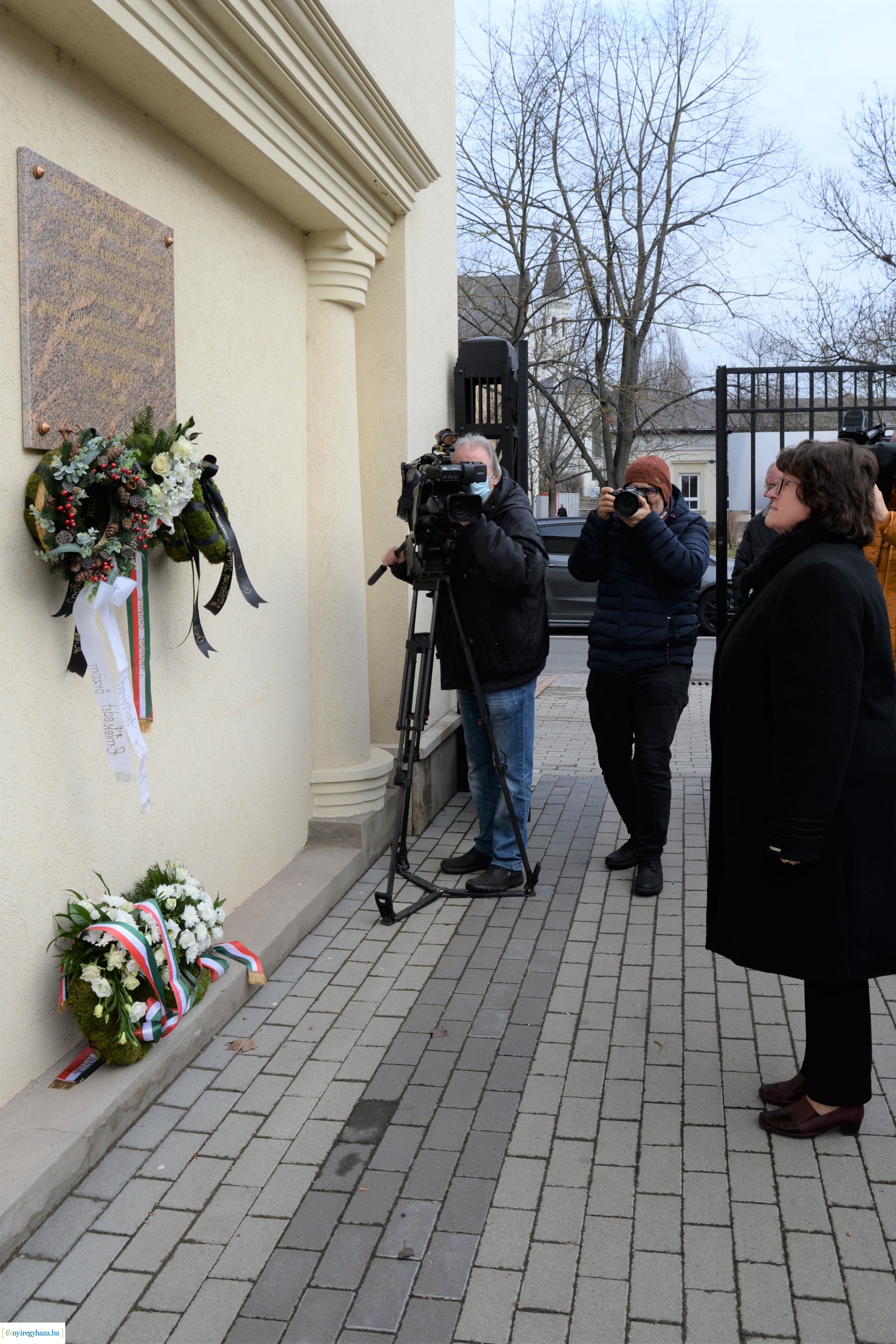 Emléktábla avatás a Kállay-ház udvarán