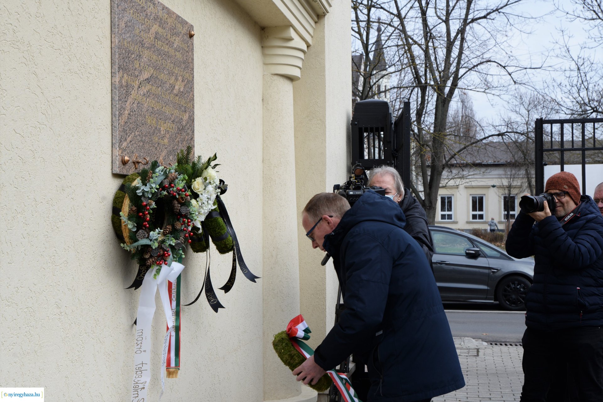 Emléktábla avatás a Kállay-ház udvarán