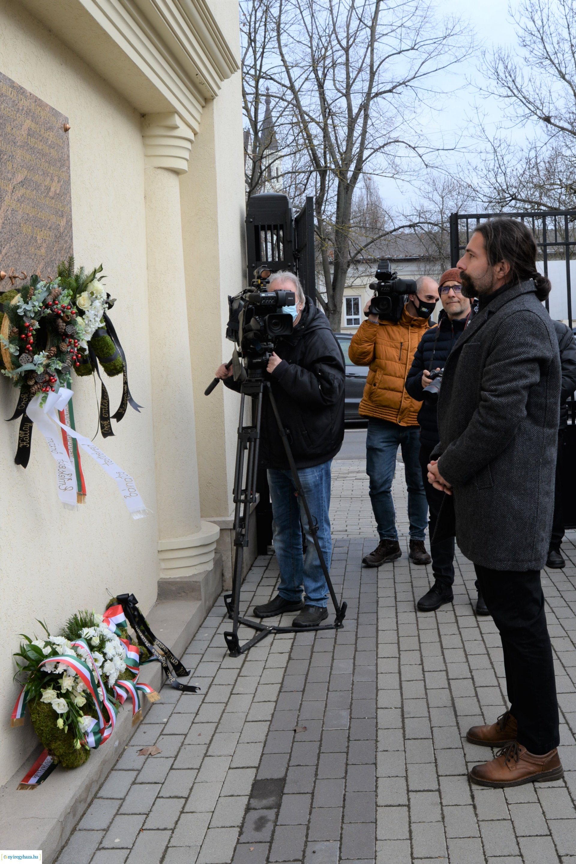 Emléktábla avatás a Kállay-ház udvarán