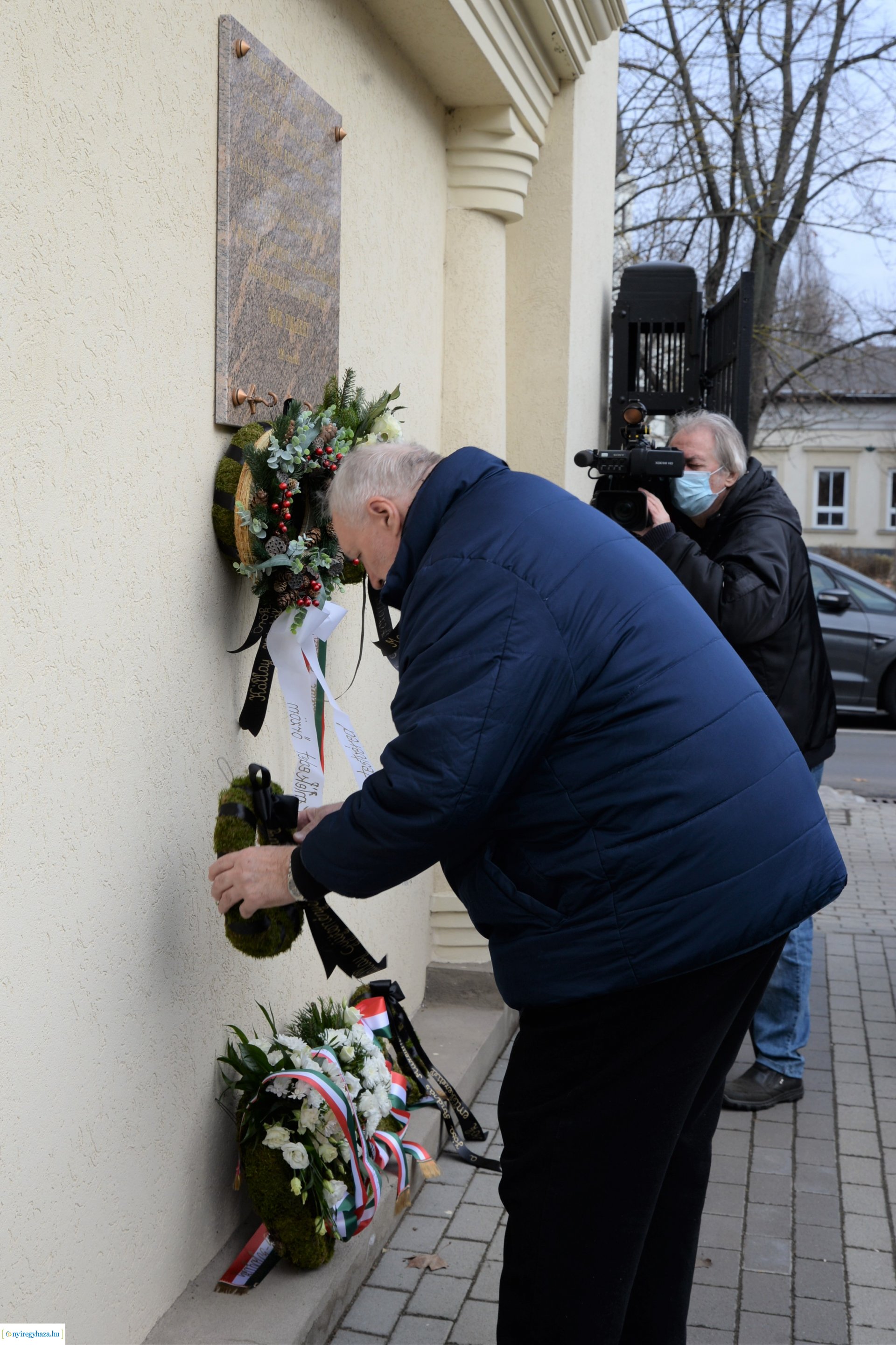 Emléktábla avatás a Kállay-ház udvarán