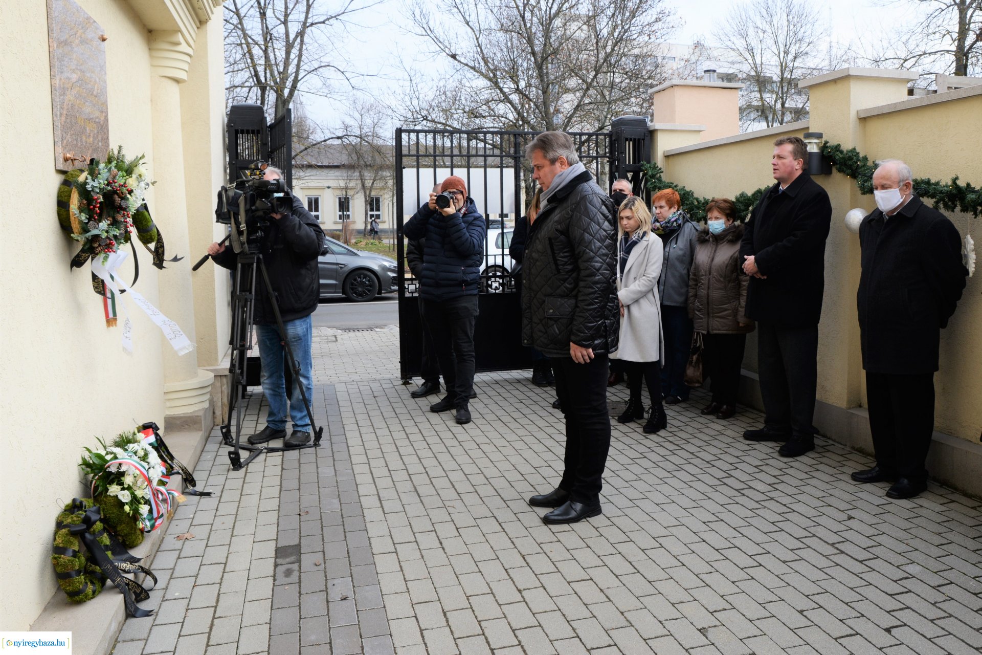 Emléktábla avatás a Kállay-ház udvarán