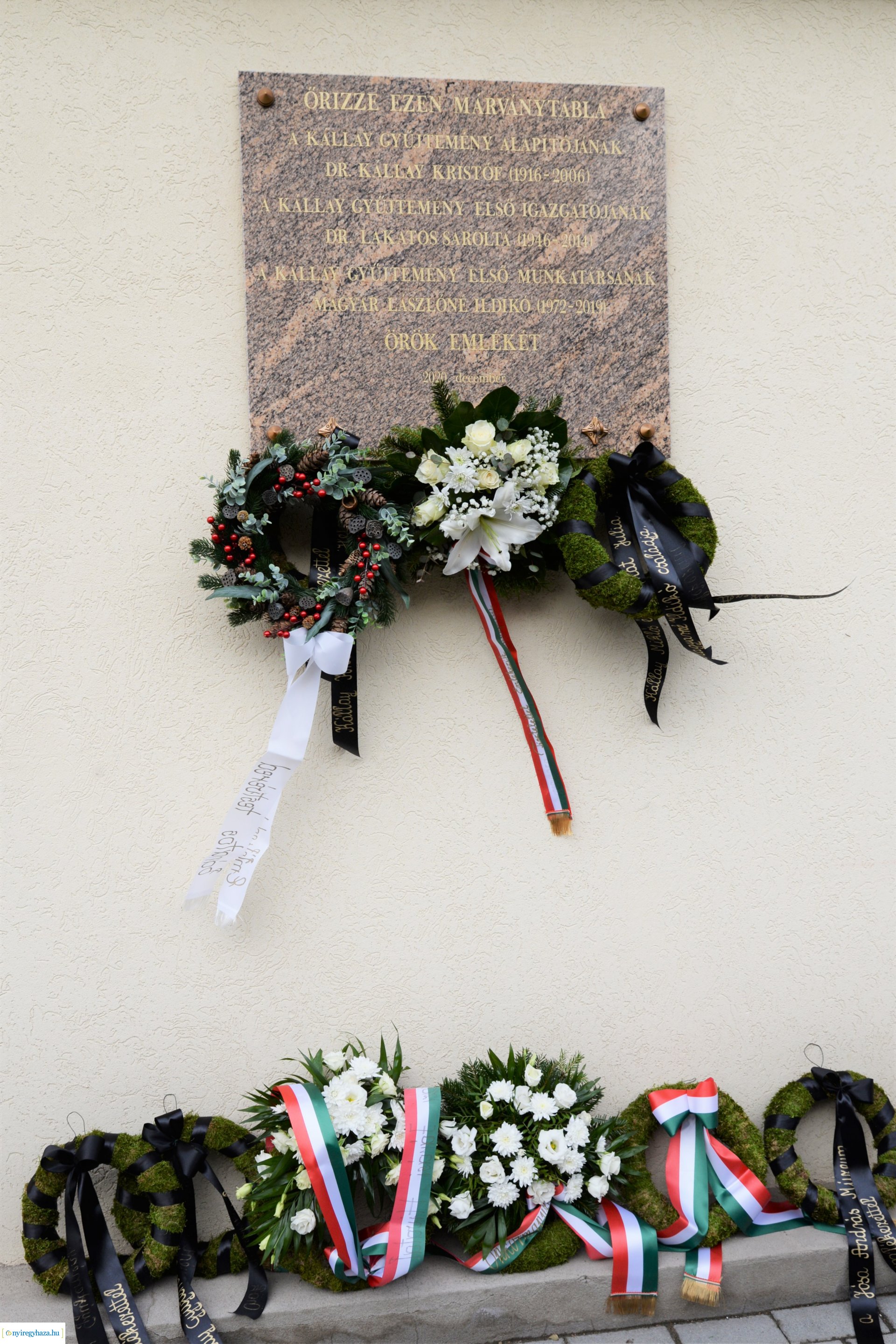 Emléktábla avatás a Kállay-ház udvarán