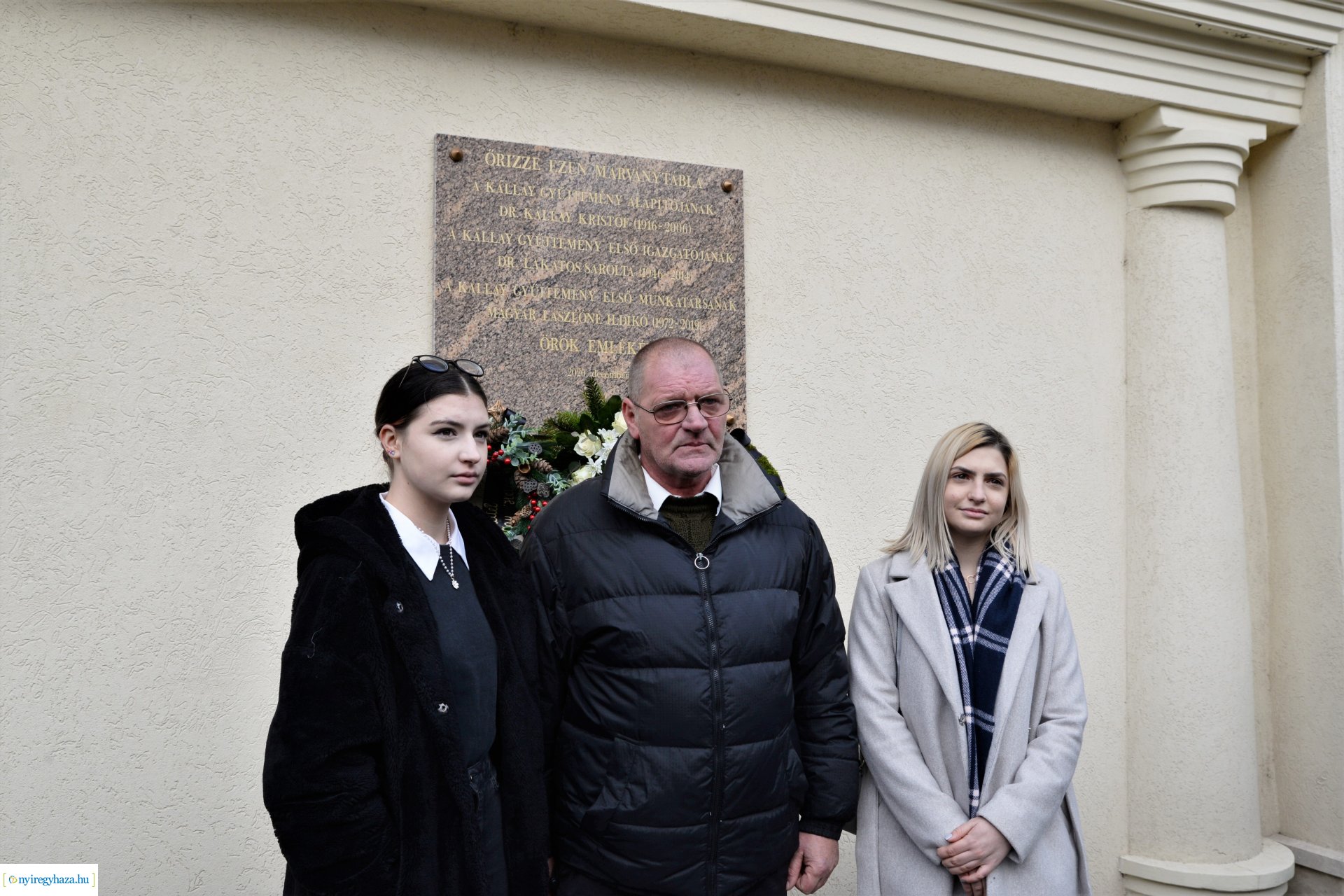 Emléktábla avatás a Kállay-ház udvarán