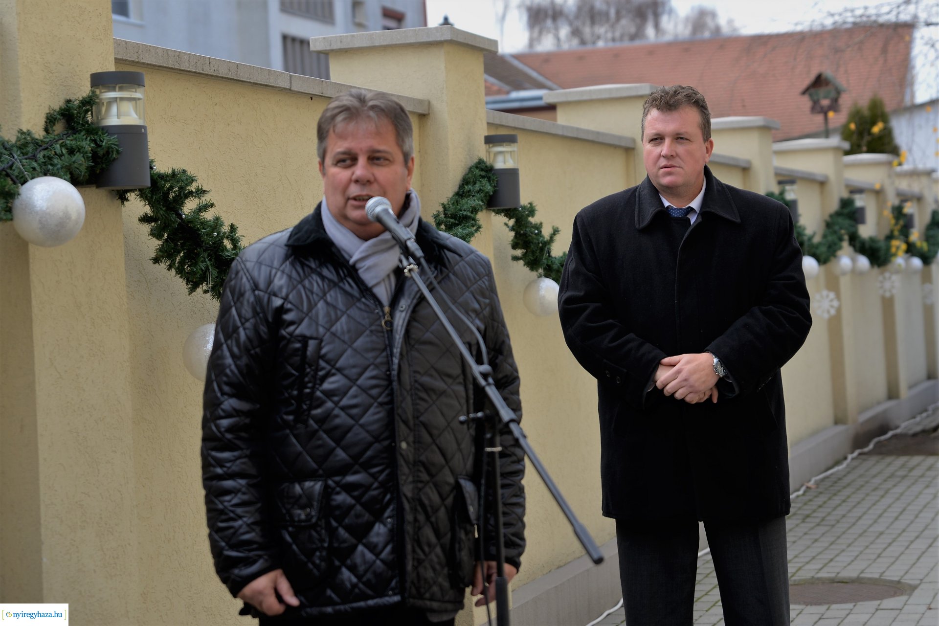 Emléktábla avatás a Kállay-ház udvarán