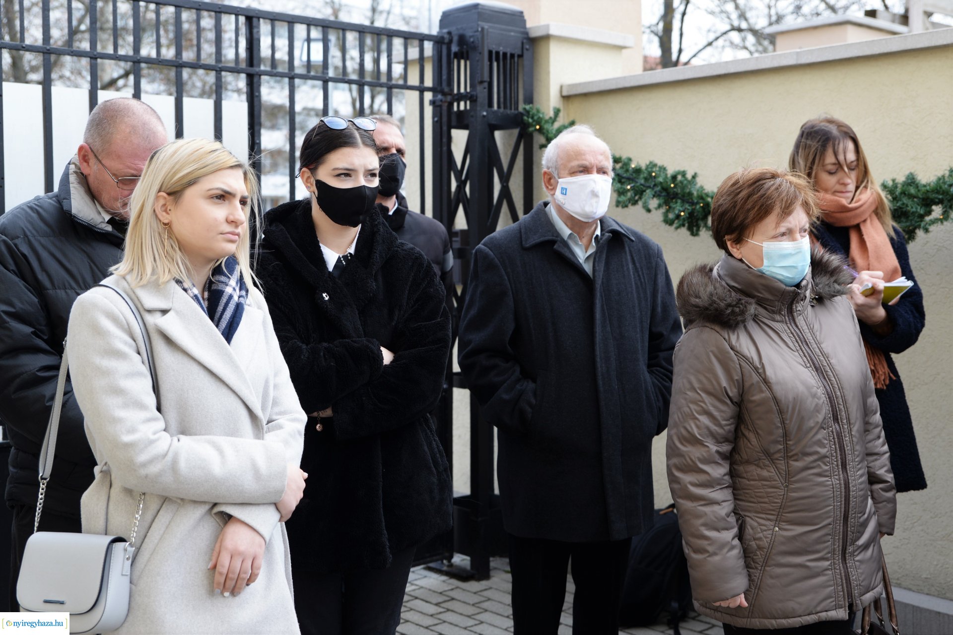 Emléktábla avatás a Kállay-ház udvarán