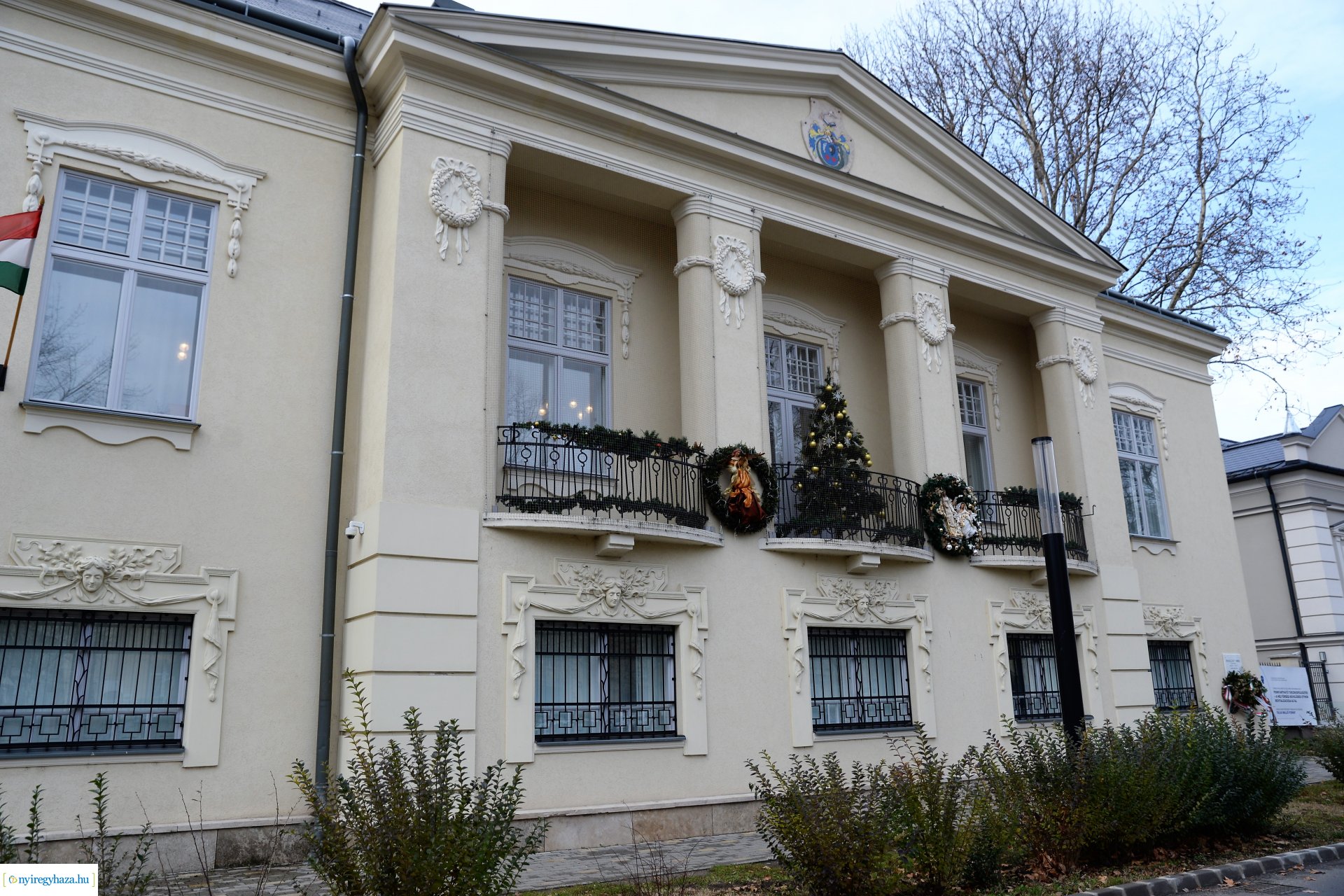 Emléktábla avatás a Kállay-ház udvarán