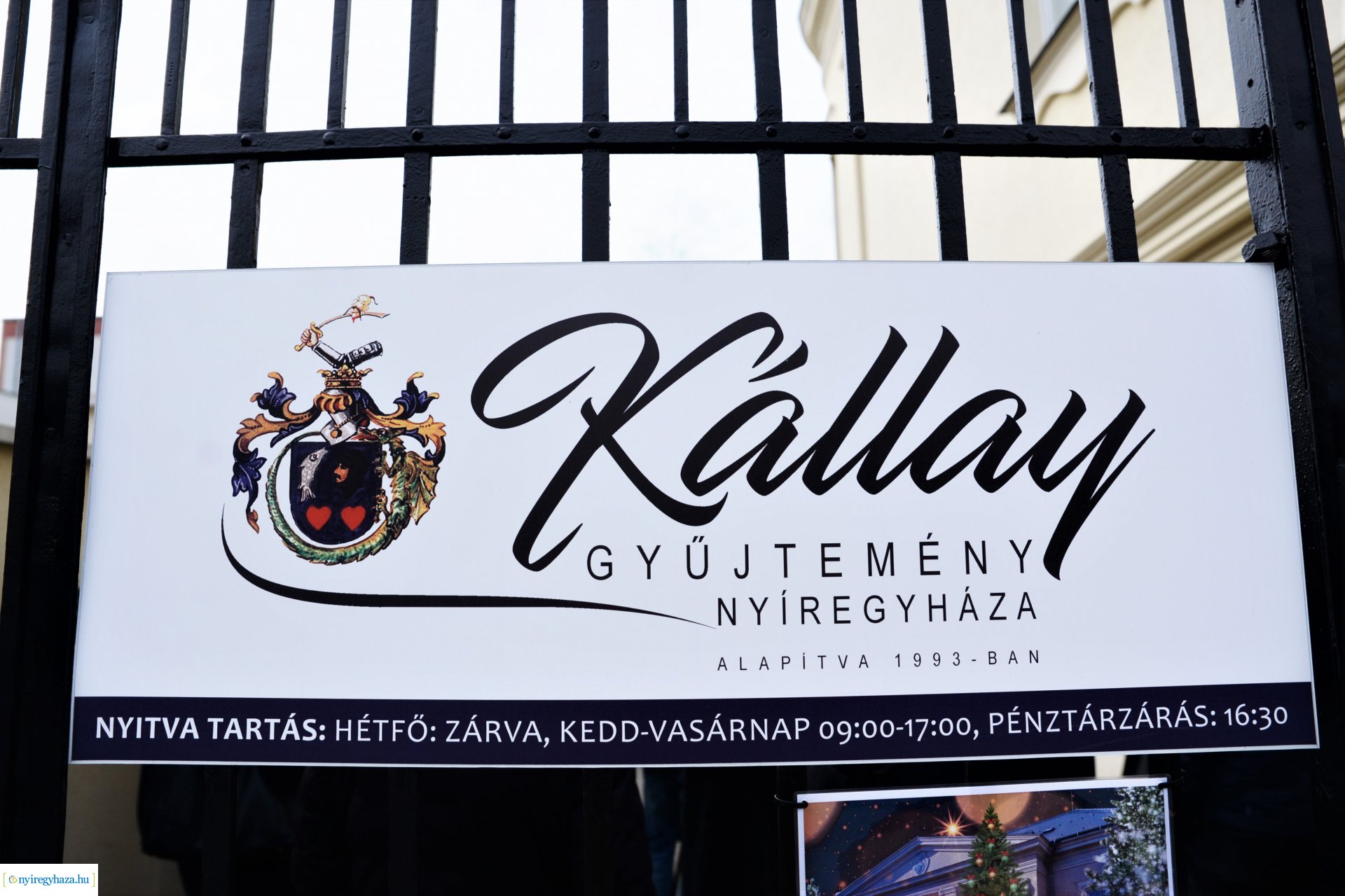 Emléktábla avatás a Kállay-ház udvarán