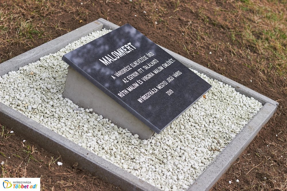 Emléktábla avatás a Malomkertben