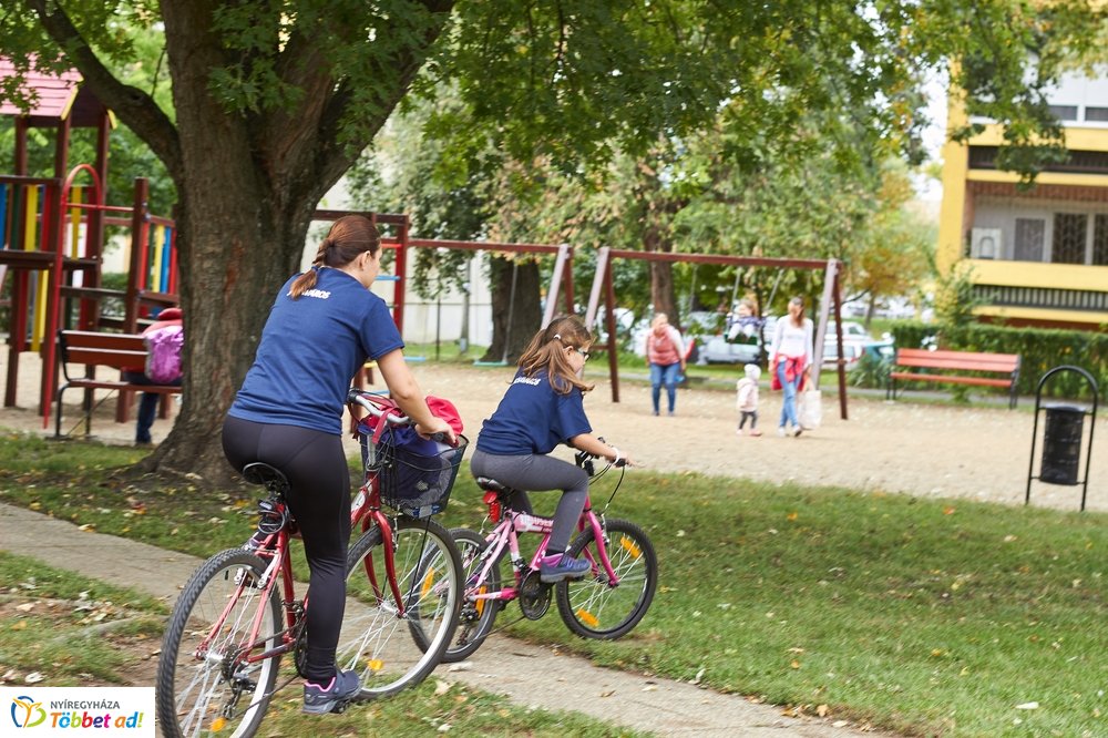 Emléktábla avatás a Malomkertben