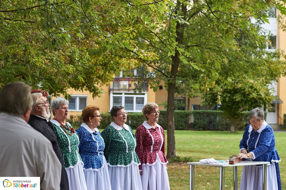 Emléktábla avatás a Malomkertben